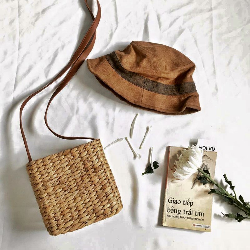 Trang phục với phụ kiện túi đeo chéo rất tiện dụng và cũng thời trang dành cho chuyến di du lịch Hồng Kong của bạn Trang phục với phụ kiện túi đeo chéo rất tiện dụng và cũng thời trang dành cho chuyến di du lịch Hồng Kong của bạn