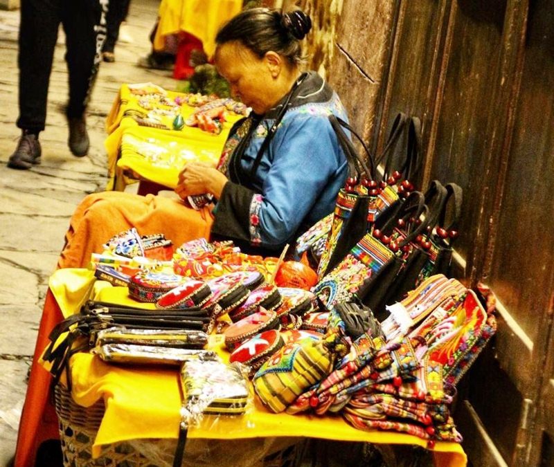 Những chiếc túi thủ công màu sắc đa dạng cũng là lựa chọn hợp lý mua về làm quà khi du lịch Phượng Hoàng cổ trấn Những chiếc túi thủ công màu sắc đa dạng cũng là lựa chọn hợp lý mua về làm quà khi du lịch Phượng Hoàng cổ trấn