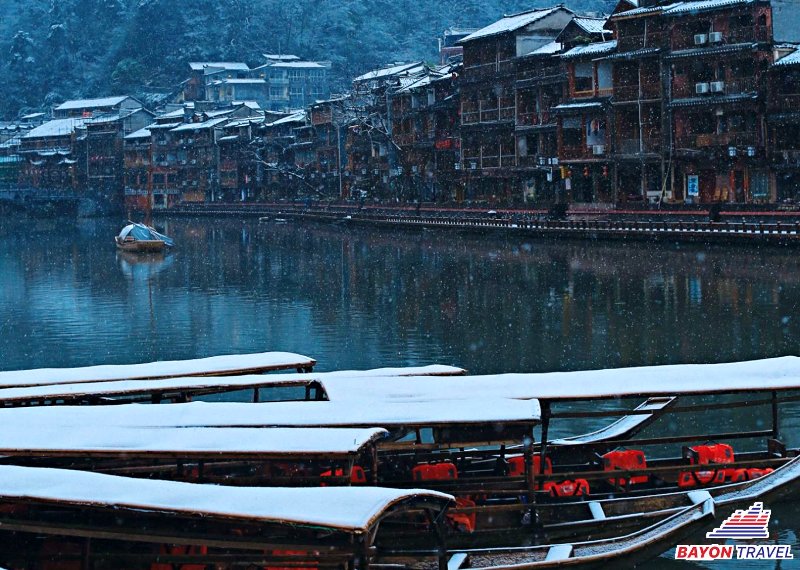 Tuyết phủ trên những chiếc thuyền- thời tiết Phượng Hoàng Cổ Trấn tháng 12 Tuyết phủ trên những chiếc thuyền- thời tiết Phượng Hoàng Cổ Trấn tháng 12
