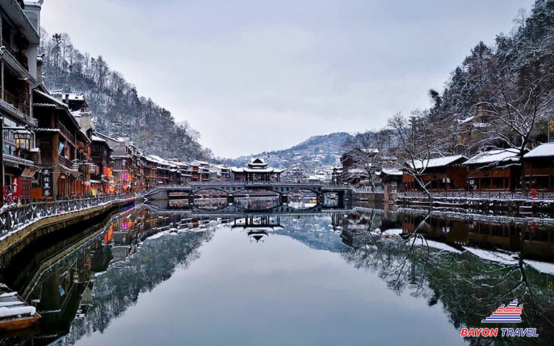 Vào mùa đông tuyết phủ trắng xóa các ngôi nhà cổ ở Phượng Hoàng cổ trấn Vào mùa đông tuyết phủ trắng xóa các ngôi nhà cổ ở Phượng Hoàng cổ trấn