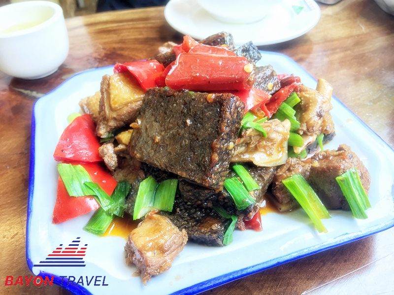 Vịt hầm tiết là món ăn nổi bật nhất ở Phượng Hoàng Cổ Trấn vào mùa đông đối với khách du lịch Vịt hầm tiết là món ăn nổi bật nhất ở Phượng Hoàng Cổ Trấn vào mùa đông đối với khách du lịch