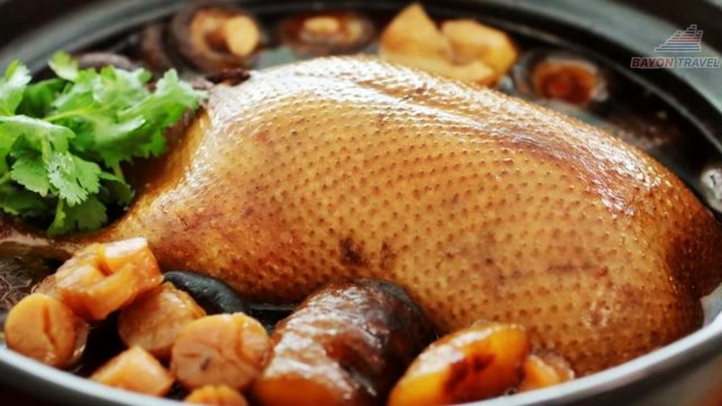 Vịt hầm tiết và gạo nếp là món ăn rất ngon và giàu dinh dưỡng trong cẩm nang ẩm thực của Phượng Hoàng cổ trấn rất thích hợp cho khách du lịch tái tạo năng lượng Vịt hầm tiết và gạo nếp là món ăn rất ngon và giàu dinh dưỡng trong cẩm nang ẩm thực của Phượng Hoàng cổ trấn rất thích hợp cho khách du lịch tái tạo năng lượng