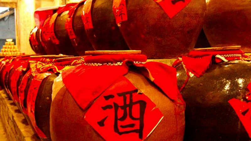 Mua một vò rượu Phúc Tửu lớn như thế này về đủ để cả gia đình thưởng thức mà khách đi du lịch đến Phượng Hoàng cổ trấn nên cân nhắc Mua một vò rượu Phúc Tửu lớn như thế này về đủ để cả gia đình thưởng thức mà khách đi du lịch đến Phượng Hoàng cổ trấn nên cân nhắc