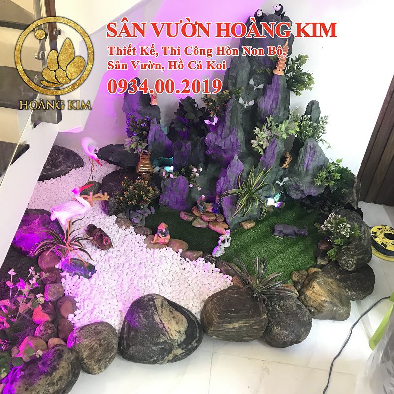 Non bộ đẹp được thiết kế khô dưới gầm cầu thang bằng đá san hô