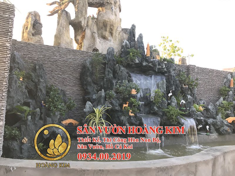 Thi công thiết kế hòn non bộ bằng đá san hô thác nước hồ cá