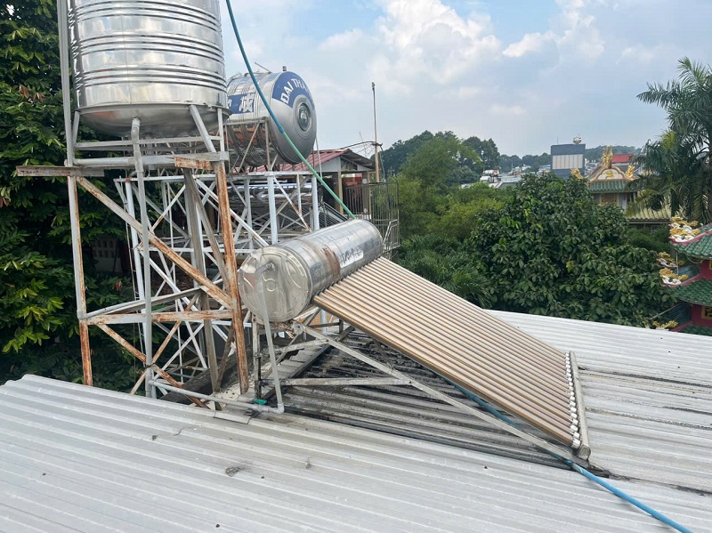 Máy nước nóng mặt trời xài lâu năm bị hỏng Máy nước nóng mặt trời xài lâu năm bị hỏng