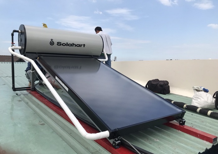 Lắp máy nước nóng Solahart trên mái nghiêng, mái tôn, mái ngói An Toàn