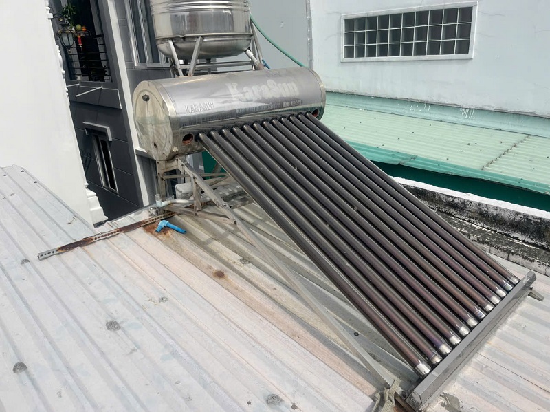 Máy nước nóng mặt trời lâu năm bị hỏng Máy nước nóng mặt trời lâu năm bị hỏng