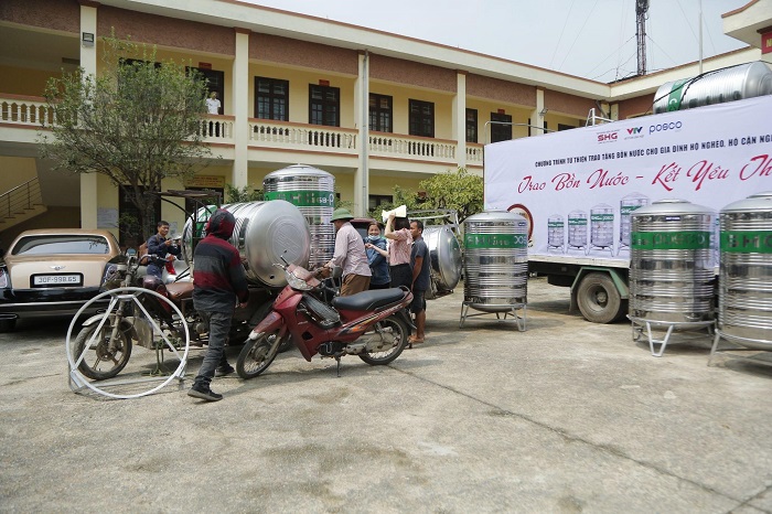 Trao tặng 220 bồn nước inox Lộc Phát SHG68 được Tập đoàn Sơn Hà cho các hộ dân có hoàn cảnh khó khăn