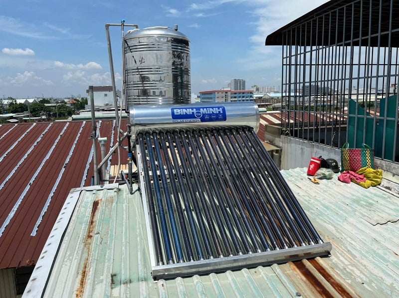 Lăp Máy nước nóng năng lượng mặt trời 160l trên mái tôn Lăp Máy nước nóng năng lượng mặt trời 160l trên mái tôn