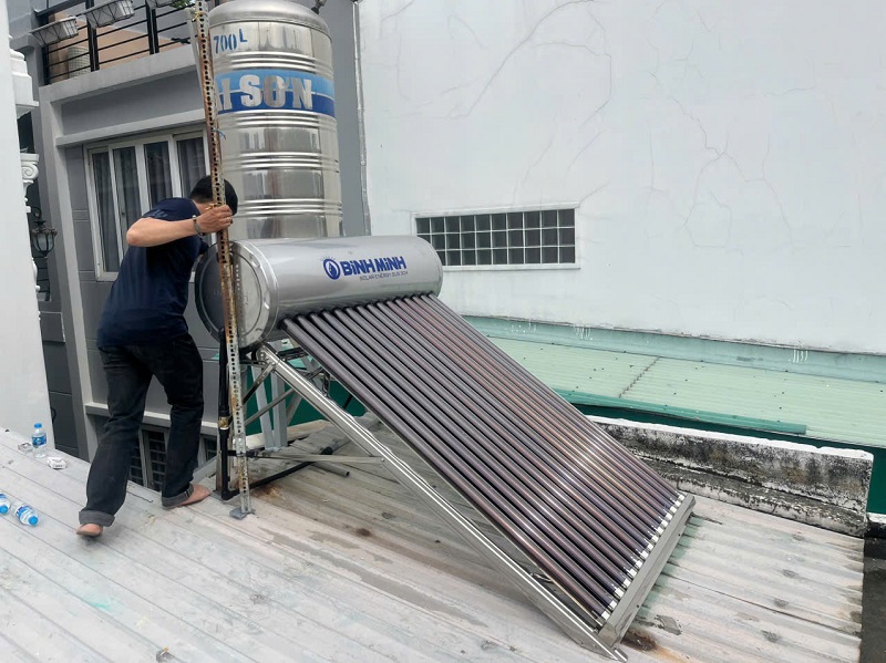 Khách hàng kiểm tra máy NLMT Bình Minh Khách hàng kiểm tra máy NLMT Bình Minh