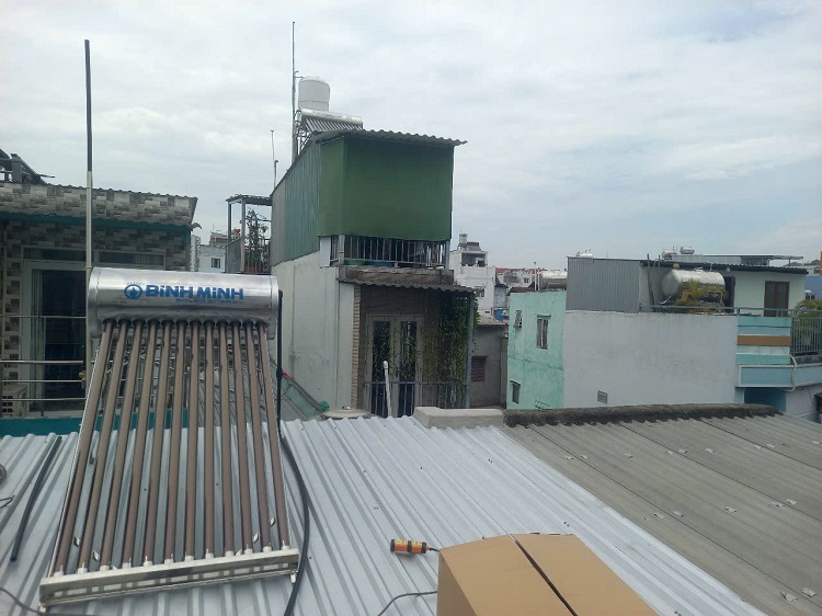 Lắp máy nước nóng mặt trời Bình Minh 130L trên mái tôn Lắp máy nước nóng mặt trời Bình Minh 130L trên mái tôn