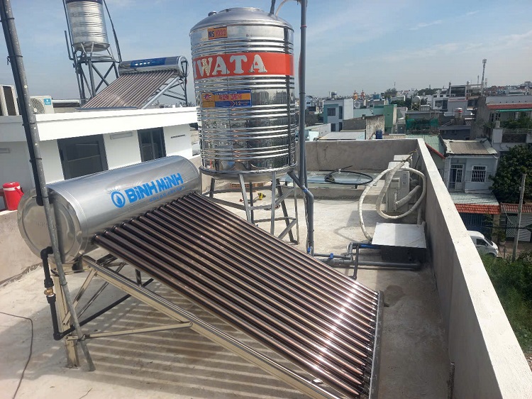 Lắp máy nước nóng mặt trời Bình Minh 130L trên mặt sàn Lắp máy nước nóng mặt trời Bình Minh 130L trên mặt sàn