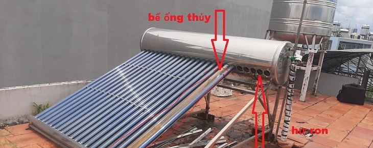 Máy nước nóng mặt trời bị hỏng, rò rỉ nước Máy nước nóng mặt trời bị hỏng, rò rỉ nước