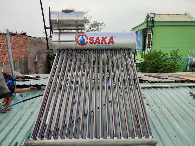 Lắp bồn phụ Máy nước nóng mặt trời Osaka trên mái tôn Lắp bồn phụ Máy nước nóng mặt trời Osaka trên mái tôn