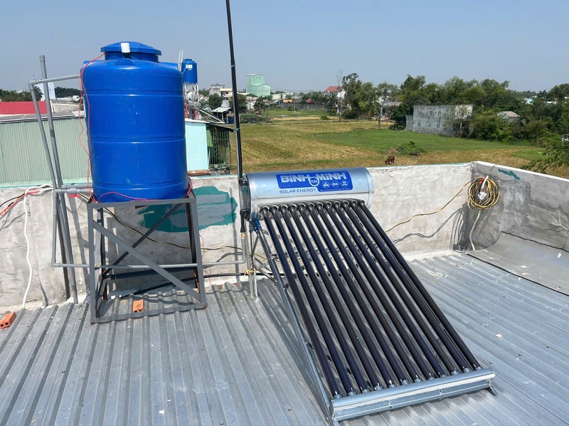 Bàn giao Máy nước nóng mặt trời 120L-12 ống F58 lắp tại Long An Bàn giao Máy nước nóng mặt trời 120L-12 ống F58 lắp tại Long An