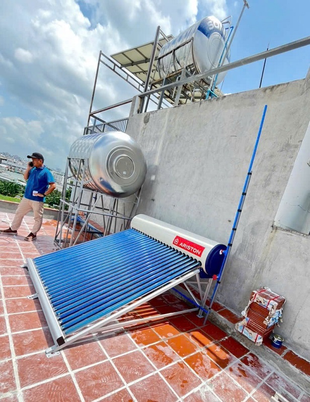 Máy nước nóng mặt trời Ariston 210L dạng ống thủy tinh Máy nước nóng mặt trời Ariston 210L dạng ống thủy tinh