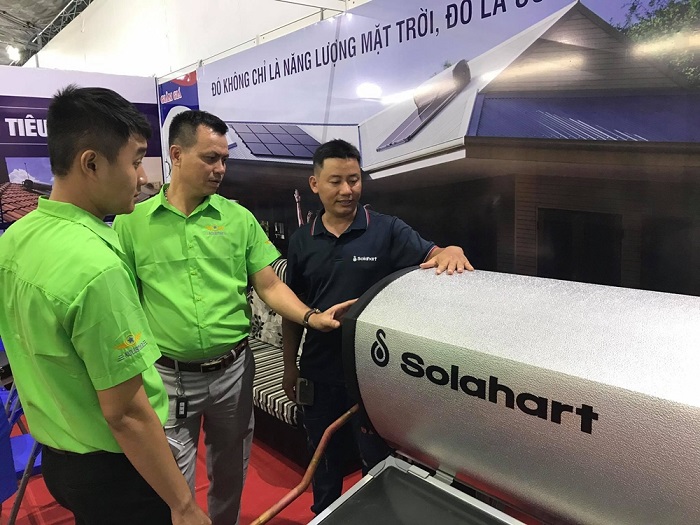 Đại lí Solahart giới thiệu sản phẩm cho khách hàng Đại lí Solahart giới thiệu sản phẩm cho khách hàng