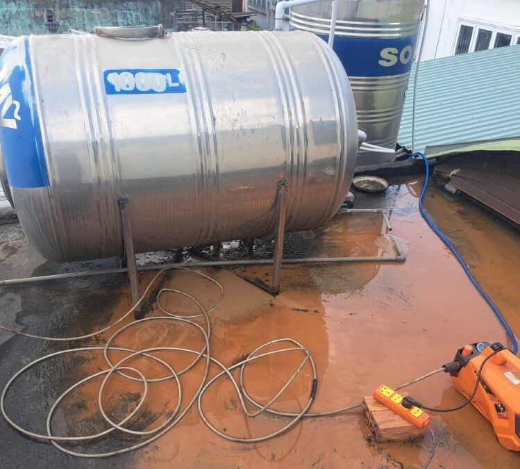 Bồn nước inox bị đóng cặn phèn, đổi màu nước Bồn nước inox bị đóng cặn phèn, đổi màu nước