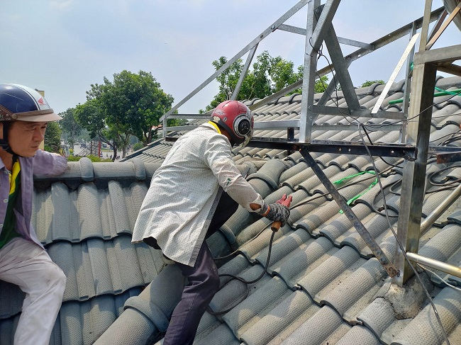 Thi công trên mái ngói đòi hỏi kĩ thuật Chuyên nghiệp, Co nhiều kinh nghiệm Thi công trên mái ngói đòi hỏi kĩ thuật Chuyên nghiệp, Co nhiều kinh nghiệm