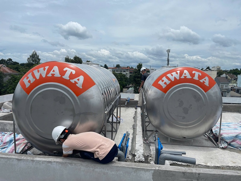 Giao bồn nước inox Hwata 5000L Ngang công trình Khách Sạn Giao bồn nước inox Hwata 5000L Ngang công trình Khách Sạn