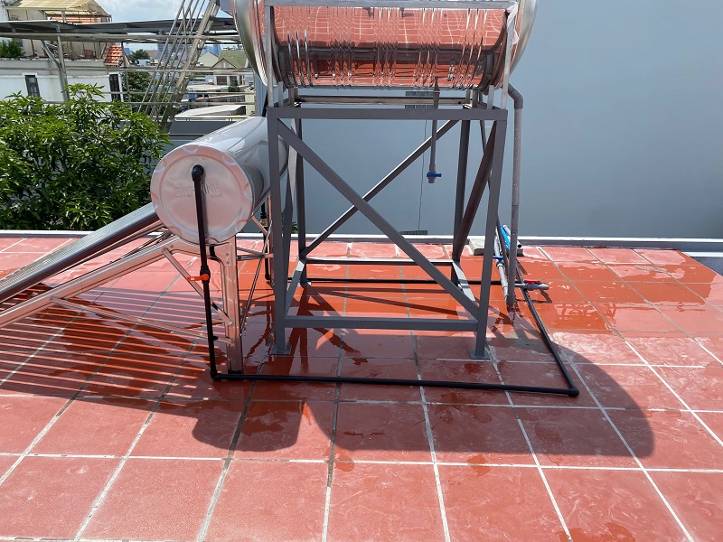 Hàn chân Bồn nước để lắp máy NLMT Hàn chân Bồn nước để lắp máy NLMT