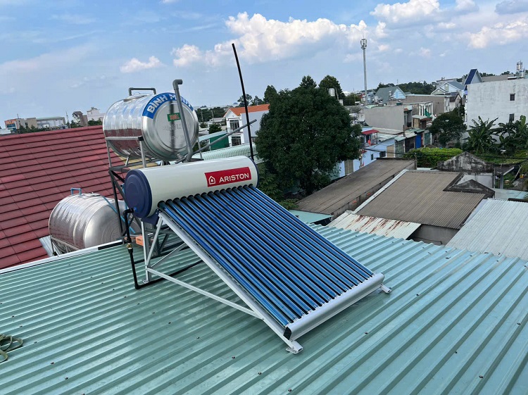 Hoàn thiện Máy lượng mặt trời Ariston 160L - 15 ống F58 trên mái tôn Hoàn thiện Máy lượng mặt trời Ariston 160L - 15 ống F58 trên mái tôn