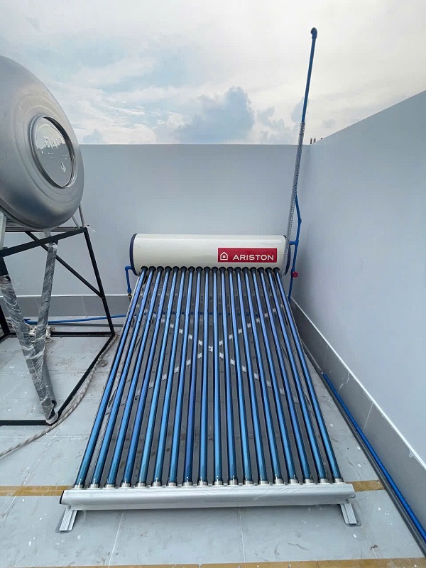 Hoàn thiện máy nước nóng mặt trời Ariston 190L-18 ống tại Bình Chánh Hoàn thiện máy nước nóng mặt trời Ariston 190L-18 ống tại Bình Chánh