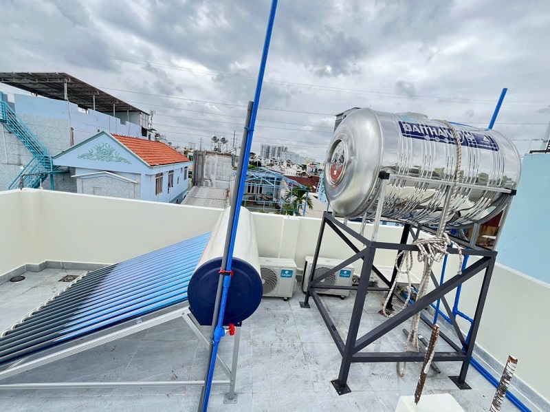 Hoàn thiện máy nước nóng mặt trời Ariston 190L-18 ống tại Bình Chánh Hoàn thiện máy nước nóng mặt trời Ariston 190L-18 ống tại Bình Chánh