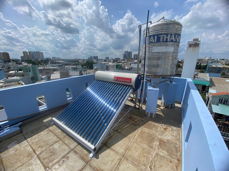 Hoàn thiện máy nước nóng mặt trời Ariston 210L-20 ống tại Bình Chánh Hoàn thiện máy nước nóng mặt trời Ariston 210L-20 ống tại Bình Chánh