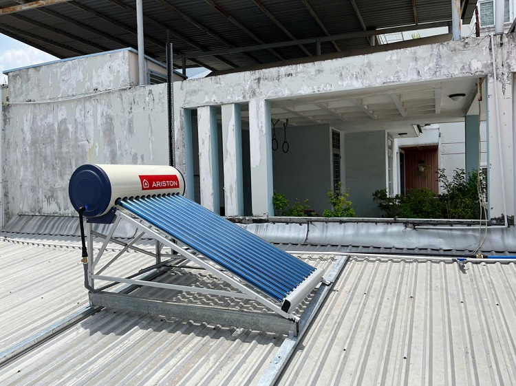 Máy nước nóng mặt trời Ariston 132 lít Máy nước nóng mặt trời Ariston 132 lít