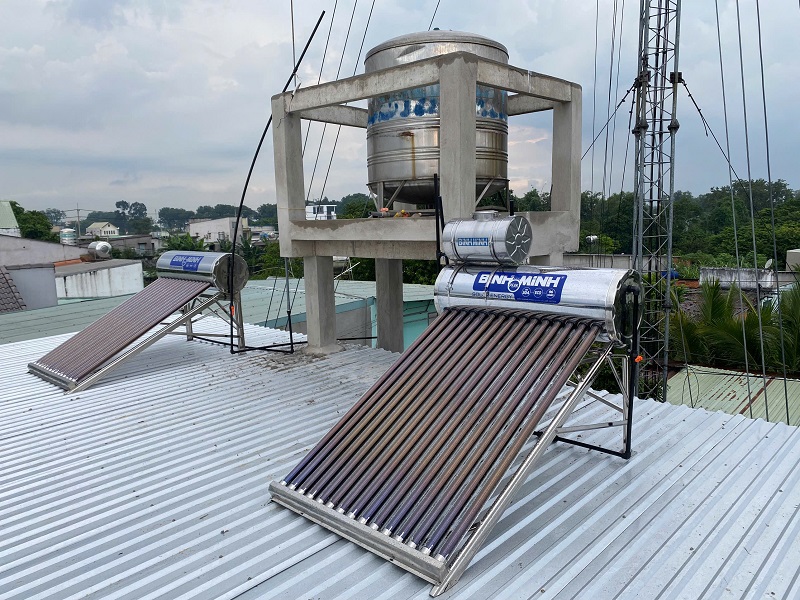 Hoàn thiện Máy nước nóng mặt trời Bình Minh 160L trên Mái tôn Hoàn thiện Máy nước nóng mặt trời Bình Minh 160L trên Mái tôn