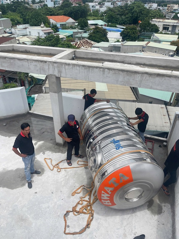 Kéo Bồn inox Hwata lên Mái Kéo Bồn inox Hwata lên Mái