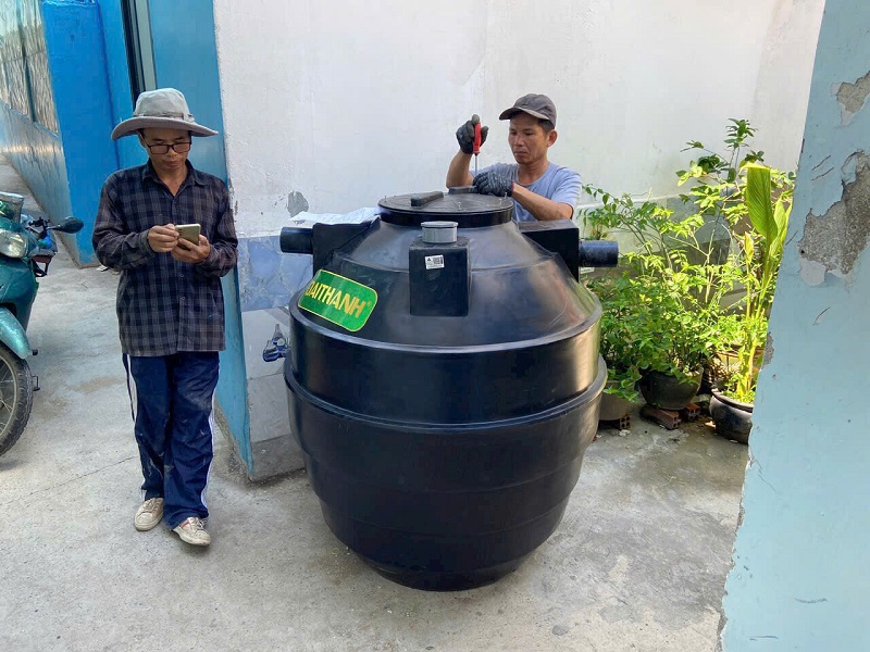 Khách hàng kiểm tra Bồn tự hoại trước khi thanh toán Khách hàng kiểm tra Bồn tự hoại trước khi thanh toán