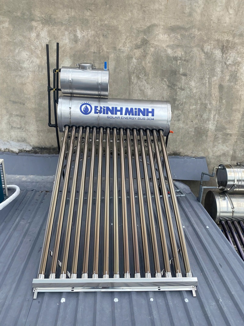 Trọn bộ máy nước nóng mặt trời trên mái tôn Trọn bộ máy nước nóng mặt trời trên mái tôn