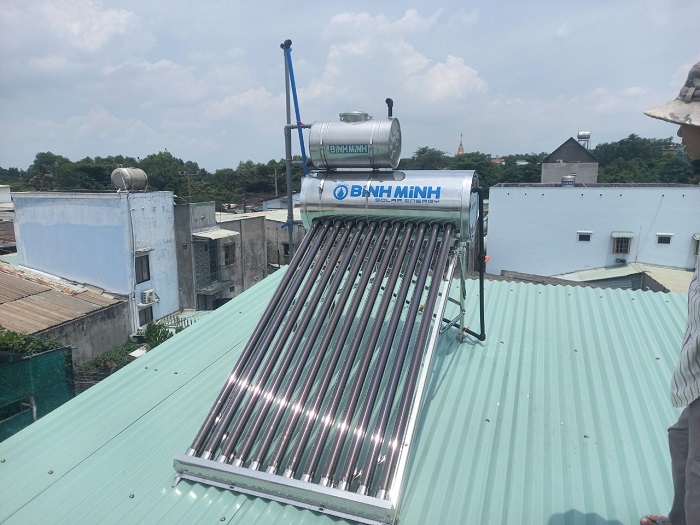 Hình ảnh lắp đặt thực tế Bồn Phụ Máy nước nóng mặt trời trên mái tôn Hình ảnh lắp đặt thực tế Bồn Phụ Máy nước nóng mặt trời trên mái tôn