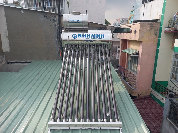 Lắp Bồn nước phụ Máy năng lượng mặt trời Bình Minh 130L trên mái tôn Lắp Bồn nước phụ Máy năng lượng mặt trời Bình Minh 130L trên mái tôn