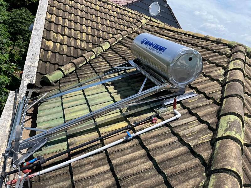 Lắp và gia cố khung chân máy nước nóng mặt trời Lắp và gia cố khung chân máy nước nóng mặt trời