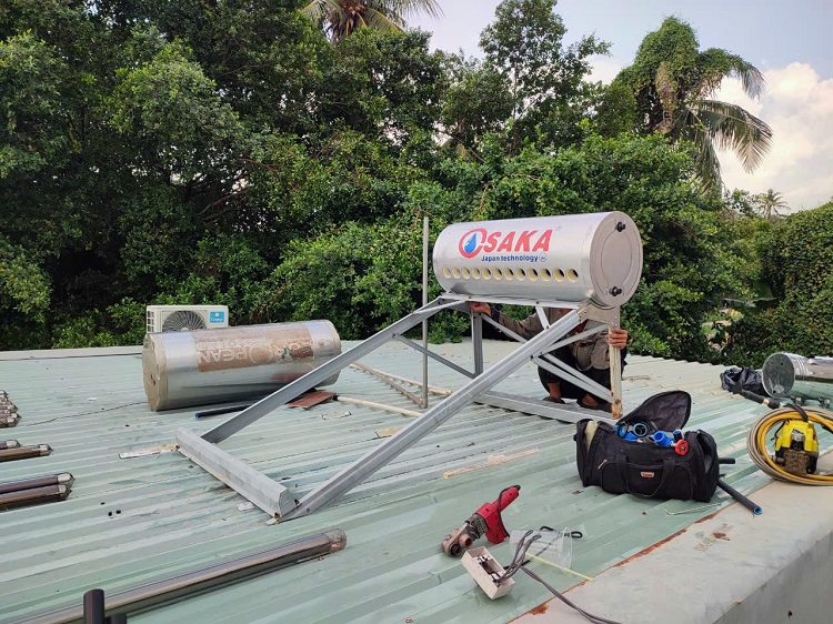 Lắp chân đế Máy nước nóng mặt trời Osaka trên mái tôn Lắp chân đế Máy nước nóng mặt trời Osaka trên mái tôn
