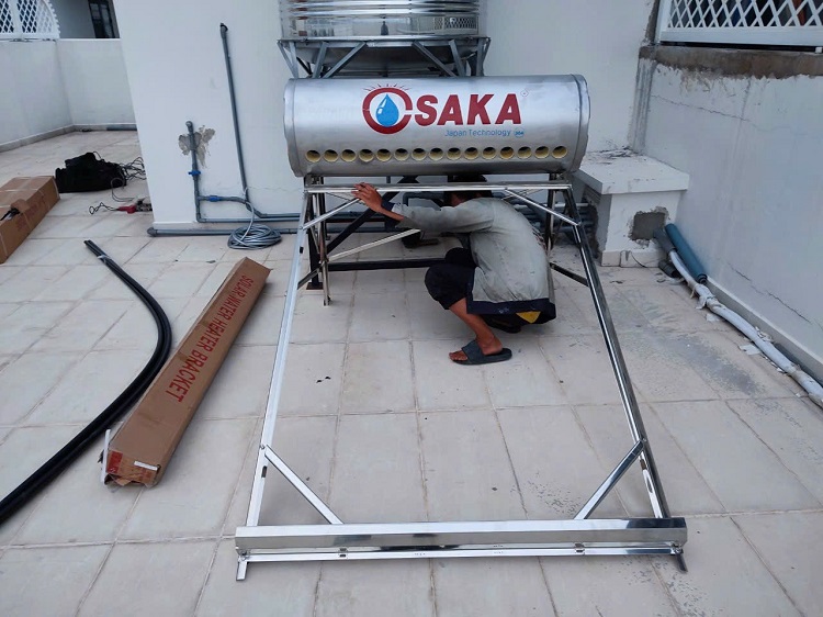 Lắp chân đế Máy nước nóng mặt trời Osaka trên sàn Lắp chân đế Máy nước nóng mặt trời Osaka trên sàn