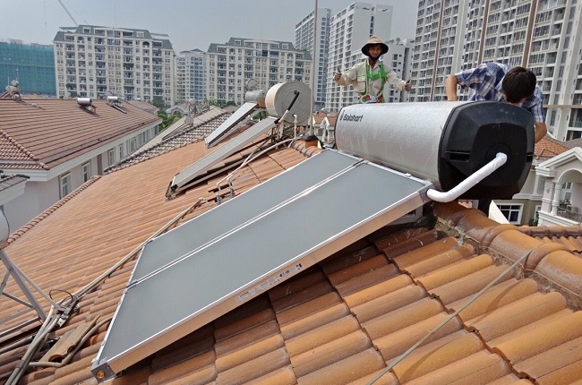 Lắp đặt máy nước nóng NLMT Solahart trên công trình tại TP Hồ Chí Minh Lắp đặt máy nước nóng NLMT Solahart trên công trình tại TP Hồ Chí Minh