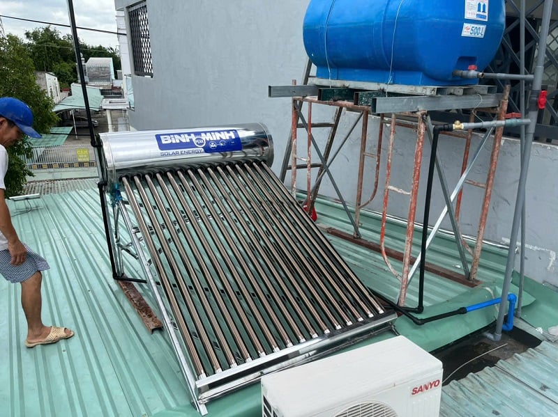 Bàn giao Máy nước nóng năng lượng mặt trời 160l Bàn giao Máy nước nóng năng lượng mặt trời 160l