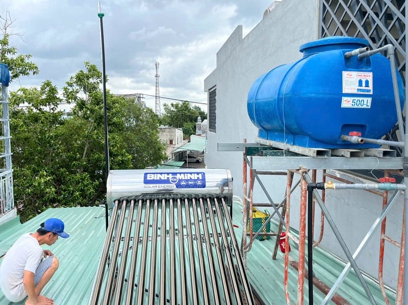 Lăp Máy nước nóng năng lượng mặt trời 160l trên mái tôn Lăp Máy nước nóng năng lượng mặt trời 160l trên mái tôn