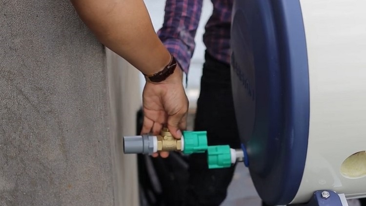 Lắp Van 1 Chiều Máy nước nóng NLMT Aritston Lắp Van 1 Chiều Máy nước nóng NLMT Aritston