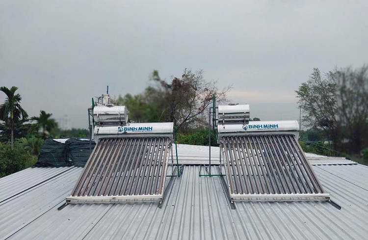 Máy nước nóng NLMT được nhiều khách hàng tin dùng Máy nước nóng NLMT được nhiều khách hàng tin dùng