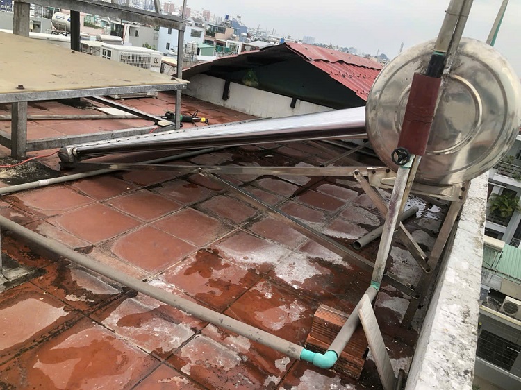 Máy nước nóng mặt trời bi chảy nước Máy nước nóng mặt trời bi chảy nước