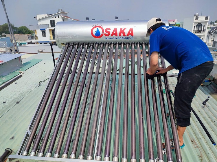 Lắp Máy nước nóng mặt trời Osaka trên mái tôn Lắp Máy nước nóng mặt trời Osaka trên mái tôn