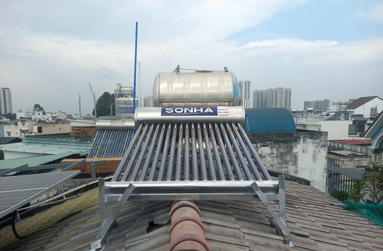 Máy năng lượng mặt trời Sơn Hà ECO 180L lắp trên mái ngói Máy năng lượng mặt trời Sơn Hà ECO 180L lắp trên mái ngói