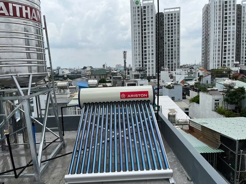 Máy nước nóng mặt trời Ariston 190L tại Bình Tân Máy nước nóng mặt trời Ariston 190L tại Bình Tân