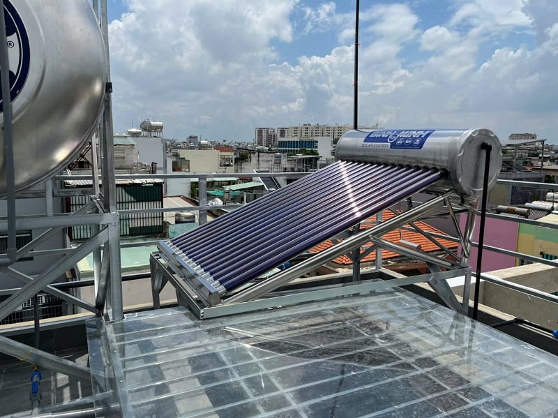 Bàn giao Máy nước nóng mặt trời 160L tại Quận 12 Bàn giao Máy nước nóng mặt trời 160L tại Quận 12